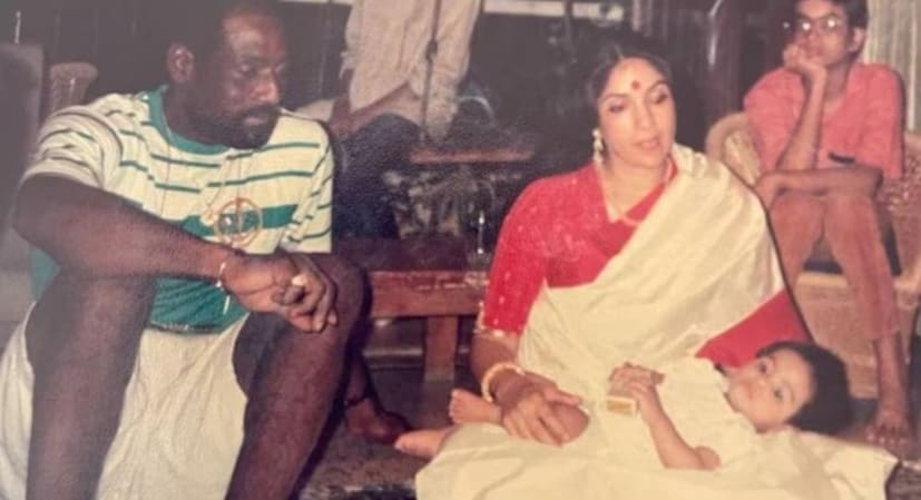 ইতিমধ্যে, ১৯৮০ সালে, ওয়েস্ট ইন্ডিজ ক্রিকেট দল ভারত সফর করে। মুম্বইয়ের একটি পার্টিতে প্রথমবারের মতো ওয়েস্ট ইন্ডিজ দলের প্রাক্তন অধিনায়ক ভিভিয়ান রিচার্ডসের সঙ্গে দেখা করেন নীনা গুপ্তা। ১৯৮০-এর দশকে তাঁরা দু’জনে ডেটিং করছিলেন, যখন এই সাক্ষাতের সময় তাদের পরিচয় হয়। বিবাহিত না হয়ে ভিভিয়ান রিচার্ডসের সঙ্গে সহবাস করার সময়, নীনা গুপ্তার একটি কন্যা সন্তান হয়।
