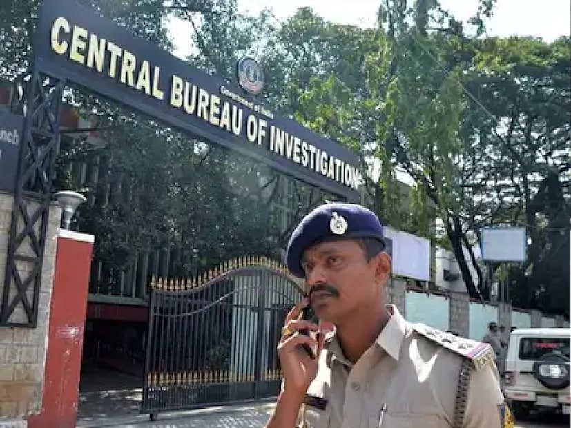 কেওয়াইসি ছাড়াই অসংখ্য সিম কার্ড, মোবাইল ফোন বাজেয়াপ্ত করেছে সিবিআই। 