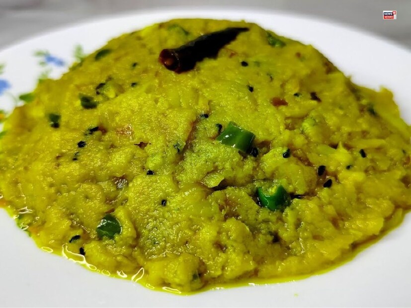  এরপর কড়াইতে সর্ষের তেল গরম করে কালো জিরে, রসুন ও শুকনো লঙ্কা ভেজে নিন। চাইলে পেঁয়াজও দিতে পারেন। 