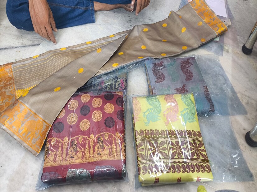বিষ্ণুপুরে বিভিন্ন ধরনের বালুচরি শাড়ি তৈরি হয়। প্রতিটি শাড়ি একটি করে গল্প বলে। ত্রিকূট শাড়িও তার অন্যতম। তবে এই শাড়িতে ব্যাবহার করা হয়েছে একাধিক জৈব রং। ব্যবহার করা হয়েছে হরিতকি, পাতা এবং তেঁতুল। কালো রং তৈরি হয়েছে টিন ভাঙা, লোহা ভাঙা এবং গুড়ের মিশ্রণে। এই শাড়ি তৈরি করতে সময় লেগেছে ৫ মাস।