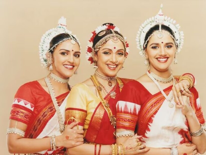 অভিনেত্রী আরও বলেন, &quot;আমি যা চেয়েছিলাম, জীবনে তার সবকিছু পাইনি। কিন্তু যা পাইনি, তার অভাব যেন আমাকে না ছুঁয়ে যায়...! আমার দুই মেয়ে। জীবনের তিরিশ বছর ওদের সঙ্গেই কাটিয়েছি। ওদের স্কুলে নিয়ে যেতাম, হোমওয়ার্ক দেখতাম, চুল বাঁধতাম, ওদের রাগ-অভিমান সামলাতাম — এসব করতে করতে যেন আবার নিজের শৈশবটা ফিরে পেয়েছিলাম। এখন ওরা বড় হয়ে গিয়েছে, হঠাৎ পিছনে ফিরে তাকালে মনে হয়, ‘ওহ, আমি যেন কত কিছু হারিয়ে ফেলেছি!’&quot;Image: News18