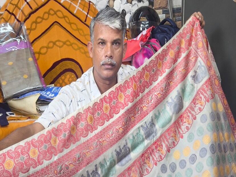 বিষ্ণুপুরে বিভিন্ন ধরনের বালুচরি শাড়ি তৈরি হয়। প্রতিটি শাড়ি একটি করে গল্প বলে। ত্রিকূট শাড়িও তার অন্যতম। তবে এই শাড়িতে ব্যাবহার করা হয়েছে একাধিক জৈব রং। ব্যবহার করা হয়েছে হরিতকি, পাতা এবং তেঁতুল। কালো রং তৈরি হয়েছে টিন ভাঙা, লোহা ভাঙা এবং গুড়ের মিশ্রণে। এই শাড়ি তৈরি করতে সময় লেগেছে ৫ মাস।