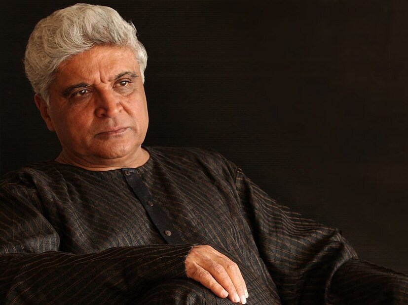 “দুই দিকেই চরমপন্থীরা আছে”-- আখতারের স্পষ্ট স্বীকারোক্তি। মঞ্চে দাঁড়িয়ে জাভেদ আখতার বলেন, “আমি কোনও এক পক্ষের লোক নই। দুই দিক থেকেই গাল খাই। কেউ আমাকে ‘কাফির’ বলছে, কেউ বলছে ‘জিহাদি’। কেউ চায় আমি জাহান্নামে যাই, কেউ পাঠাতে চায় পাকিস্তানে। তবে আমি কৃতজ্ঞ-- কারণ অনেক মানুষও আছেন যারা আমাকে ভালবাসেন, সমর্থন করেন। কিন্তু এই চরমপন্থীদের চাপে আমি চুপ করে যাব? সে প্রশ্নই নেই।” 