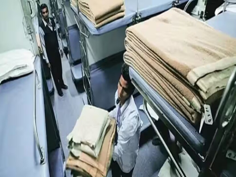 সকলেই ওই মহিলা যাত্রীর কর্মকাণ্ডের নিন্দা করেছেন। কেউ কেউ বলেছেন, এই কারণেই রেল টিকিটের ভাড়া বৃদ্ধি করতে বাধ্য হয়।