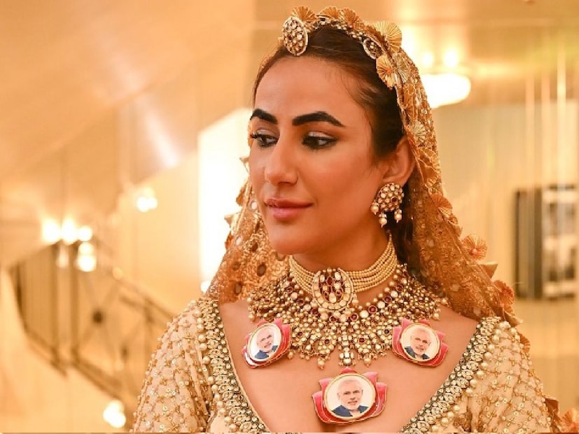 তিনি বলেন, 'প্রধানমন্ত্রী মোদি, যার নেতৃত্বে ভারত নতুন উচ্চতায় পৌঁছেছে, তাঁর প্রতি শ্রদ্ধা জানাতে আমি কান চলচ্চিত্র উৎসবে এই নেকলেসটি পরেছি। আমি যে নেকলেসটি পরেছি তা কেবল একটি গয়না নয়, বরং তার চেয়েও অনেক বেশি কিছু। এই নেকলেসটি কেবল একটি অলংকার নয়, এটি ভারতের শক্তি, চিন্তাভাবনা এবং অগ্রগতির প্রতীক।'