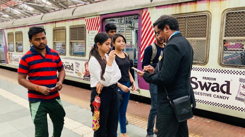 প্রায়শই মানুষ মনে করেন যে অপেক্ষমাণ টিকিট বা ওয়েটিং টিকিট নিয়ে ট্রেনে ওঠা খুব একটা বড় ব্যাপার নয়। কিন্তু জেনে রাখা ভাল যে এবার থেকে তা করা আপনার পকেটের জন্য বেশ বড় ধাক্কা হতে পারে। Image: Collected
