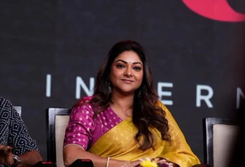 হ্যাঁ, ত্রিশার জন্ম ৪ মে, ১৯৮৩ সালে। তার বয়স ৪২ বছর। অভিনেত্রী অভিরামীর জন্মও ১৯৮৩ সালের জুলাই মাসে। আবিরামি বর্তমানে ৪১ বছর বয়সী। জুলাই মাসে তাঁর বয়স ৪২ বছর হবে। যাই হোক, অভিরামি ১ মাসের ছোট এই খবর অনেককেই অবাক করেছে।