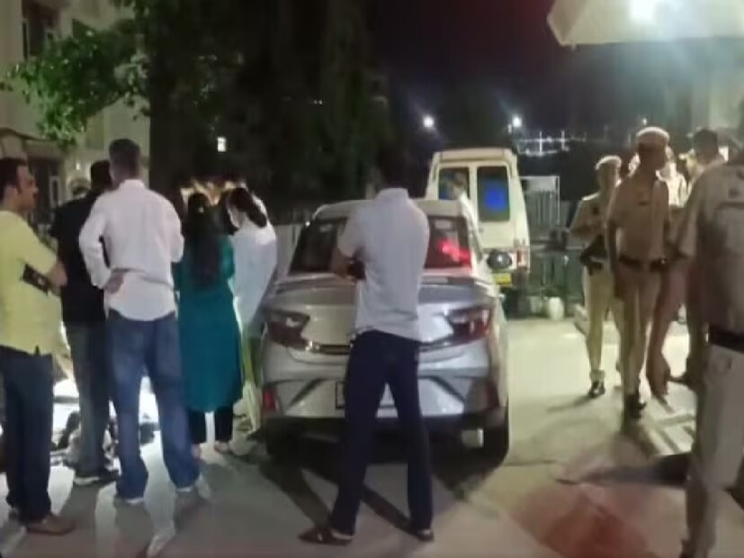 তারপরই গাড়ির ভিতর থেকে ছ’জনের দেহ উদ্ধার হয়। মৃতদের শনাক্ত করা হয়েছে। ওই ব্যক্তির নাম প্রবীণ মিত্তল। বাকি ছয় জন তাঁর পরিবারের সদস্য।