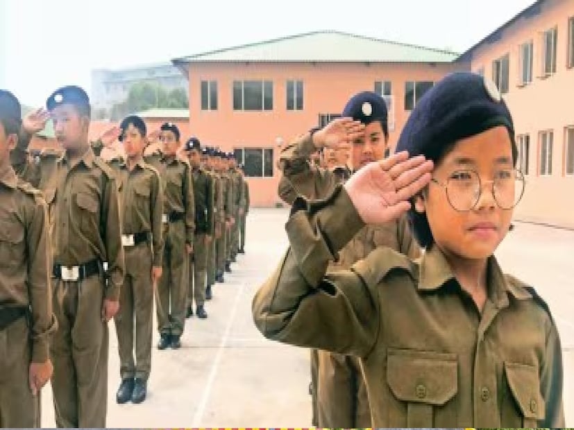 ৪) দলবদ্ধভাবে কাজ করা এবং অধ্যবসায় শেখা - সৈনিক স্কুলের শিক্ষার্থীরা দলগত কাজ, সহনশীলতা এবং কঠিন পরিস্থিতির মুখোমুখি হওয়ার ক্ষমতার মতো গুণাবলীও বিকাশ করে। এই নিয়ম শিক্ষার্থীদের জীবনের চ্যালেঞ্জ মোকাবিলার জন্য প্রস্তুত করে। সৈনিক স্কুলগুলি এমন নেতা তৈরি করে, যারা যে কোনও চ্যালেঞ্জ মোকাবিলায় সক্ষম।