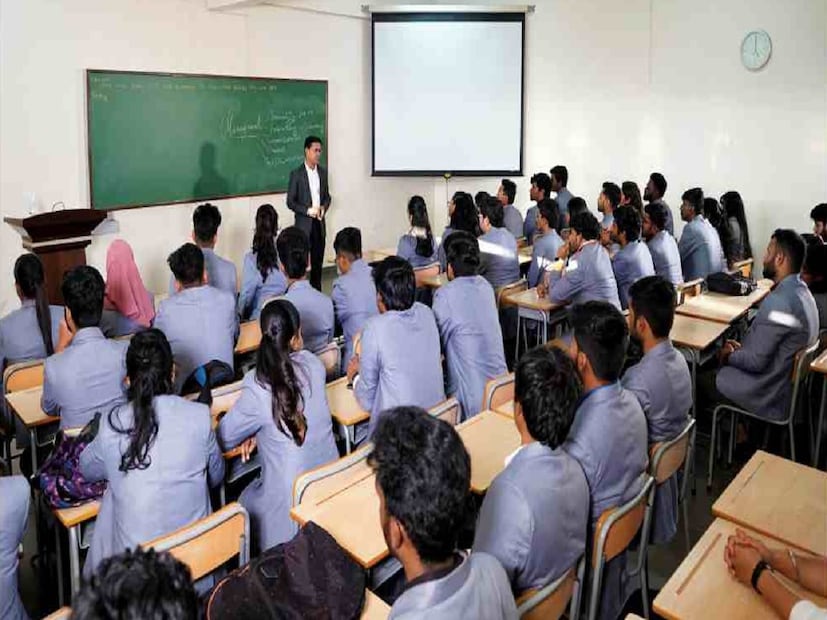 Indian School of Business - ইন্ডিয়ান স্কুল অফ বিজনেসকে (ISB) দেশের সবচেয়ে ব্যয়বহুল কলেজ বলা হয়। এটি ২০০১ সালে হায়দরাবাদে প্রতিষ্ঠিত হয়েছিল। এই কলেজের বার্ষিক ফি প্রায় ৩৮.৫০ লাখ থেকে ৪০ লাখ টাকা। কেউ যদি চান, তাহলে কলেজের অফিসিয়াল ওয়েবসাইটে গিয়ে সমস্ত বিবরণ পেতে পারেন। (File Image)