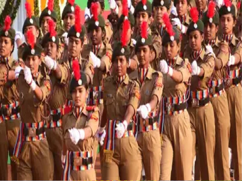৩) খেলাধুলা এবং শারীরিক সুস্থতার উদাহরণ - সৈনিক স্কুলগুলিতে শারীরিক সুস্থতার উপর অনেক জোর দেওয়া হয়। শিক্ষার্থীদের সকালে ড্রিল, খেলাধুলো এবং কোর্সে অংশগ্রহণ করতে হয়। এটি তাদের সুস্থ রাখে।