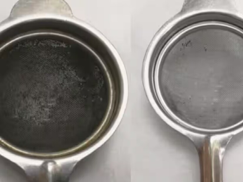 এ বার দাঁত মাজার ব্রাশে সেই মিশ্রণ মাখিয়ে ভাল করে ছাঁকনি ঘষে পরিষ্কার করে নিন। দেখবেন, ছাঁকনির জালি থেকেও সব ময়লা বেরিয়ে যাবে।