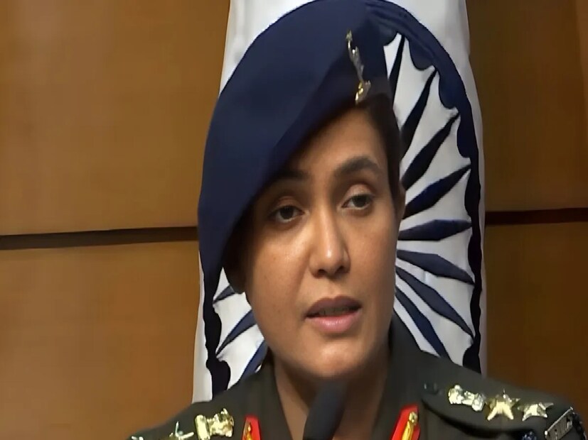 ১৯৭৪ সালে গুজরাতের ভদোদরায় জন্মগ্রহণ করা কর্নেল সোফিয়া কুরেশি শিক্ষাজীবনেও অত্যন্ত মেধাবী ছিলেন। ১৯৯৭ সালে মহারাজা সওয়াজি রাও বিশ্ববিদ্যালয় থেকে বায়োকেমিস্ট্রিতে স্নাতকোত্তর ডিগ্রি অর্জন করেন তিনি। 