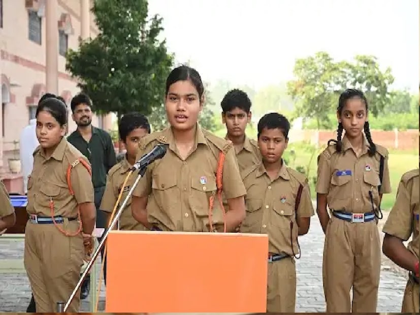 দেশের যুবসমাজকে সুশৃঙ্খল ও সক্ষম করে তোলার ক্ষেত্রে সৈনিক স্কুলগুলি অত্যন্ত গুরুত্বপূর্ণ ভূমিকা পালন করে এবং সৈনিক স্কুলগুলি কেবল পড়াশোনার জন্যই নয়, বরং জীবনে আরও অনেক কিছু আনার জন্যও অত্যন্ত গুরুত্বপূর্ণ। এক নজরে দেখে নেওয়া যাক সৈনিক স্কুলে পড়াশোনার সুবিধাগুলি।