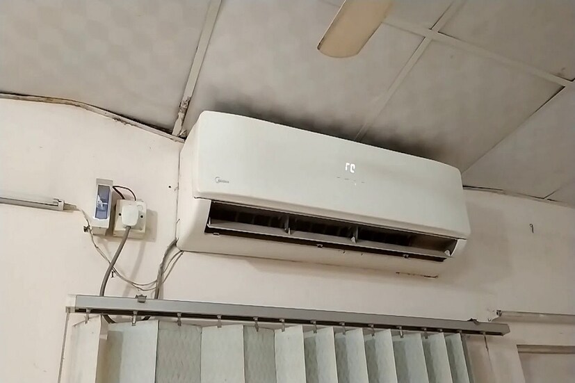 গরমে ২৪ থেকে ২৬ ডিগ্রি তাপমাত্রায় এসি চালানোর বেস্ট অপশন রয়েছে ৷ এরফলে বিদ্যুতের খরচ কম হবে, সেটি কম হলে আরও সুবিধা হয়ে থাকে ৷ প্রতীকী ছবি ৷