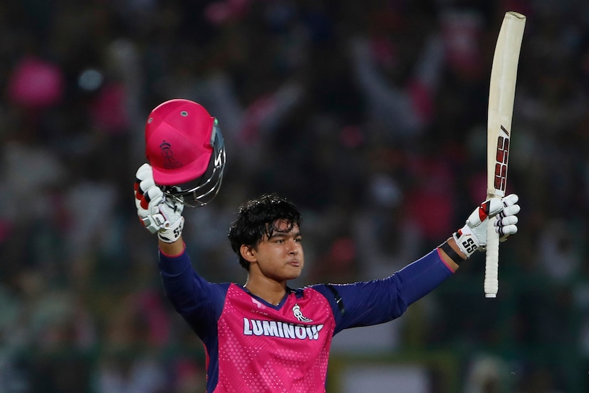 অন্য দিকে, এটাও লক্ষ্যণীয় যে আইসিসির এই নিয়মগুলিতে এমন একটি বিধান রয়েছে যার কারণে বৈভব সূর্যবংশী ১৪ বছর বয়সেও খেলতে পারবেন। অর্থাৎ তিনি টিম ইন্ডিয়ার হয়ে অভিষেক করতে পারবেন। আসলে, যদি আইসিসি মনে করে যে খেলোয়াড়ের খেলার অভিজ্ঞতা, মানসিক বিকাশ এবং স্বাস্থ্য আন্তর্জাতিক ক্রিকেটের চাহিদা মেটাতে সক্ষম, তাহলে তারা ১৫ বছরের কম বয়সেও সেই খেলোয়াড়কে জাতীয় দলের হয়ে খেলার অনুমতি দিতে পারে। Photo: AP