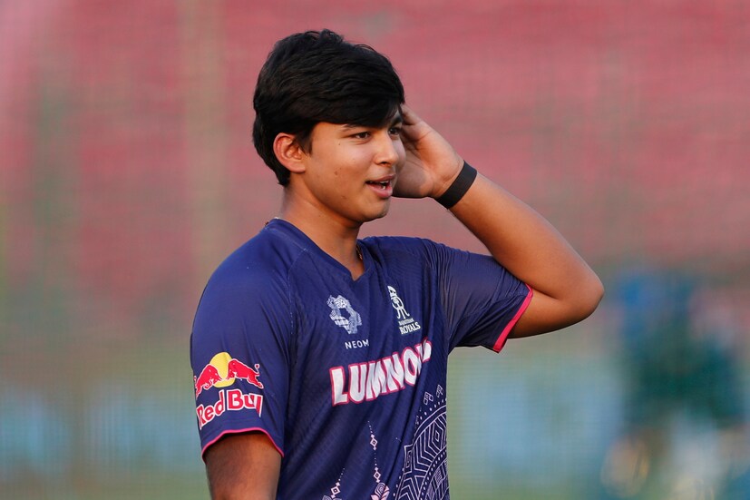 আইপিএল মানেই চমক ৷ এ কথা এক দিকে যেমন সমালোচকরা বলে থাকেন, তেমনই ভক্তরাও অন্য দিকে মনে এবং প্রাণে তা বিশ্বাস করে থাকেন। আইপিএল খেলার জনপ্রিয়তাই তার প্রমাণ দিয়ে দেয়। পছন্দের দল জিতলে পাড়ায় পাড়ায় যে উচ্ছ্বাস হয়, তা বিশ্বকাপ জেতার মতোই প্রায়! তবে, আইপিএল-এর চলতি মরশুমের চমকের কথা উঠলে এক ১৪ বছরের ছেলের নামই বার বার সবার মাথায় ঘোরাফেরা করবে। Photo: AP