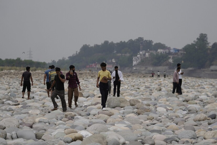 তবে, ৭ মে, ২০২৫ তারিখে যদি হঠাৎ করেই একটা খুব জোর আওয়াজের এবং কিছুটা ভয় ধরানো সাইরেনের আওয়াজ শোনা যায়, তাহলে আতঙ্কিত হয়ে পড়লে চলবে না। সব সময়ে মনে রাখতে হবে যে, এটি কোনও জরুরি পরিস্থিতি নয়, বরং একটি মক ড্রিল, অর্থাৎ যুদ্ধের মতো পরিস্থিতির জন্য প্রস্তুতি নেওয়ার একটি অনুশীলন। এই সময়কালে ওয়ার সাইরেন বাজবে যা মানুষকে যুদ্ধ বা বিমান হামলার মতো পরিস্থিতিতে কী করতে হবে তা জানাবে। (Photo: AP)
