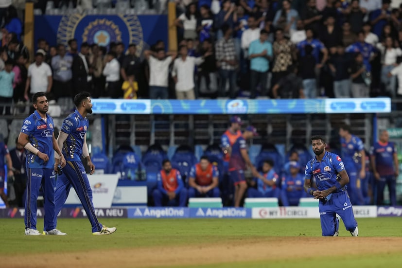অবশেষে, রাত ১২.৩০ মিনিটে খেলা শুরু হলে, গুজরাত টাইটানসের সামনে ১৯ ওভারে ১৪৭ রানের লক্ষ্য ছিল। এর মধ্যে ১৮ ওভার বল করা হয়েছিল এবং স্কোর ছিল ৬ উইকেটে ১৩২ রান। সুতরাং, ১৯তম অর্থাৎ শেষ ওভারে জয়ের জন্য গুজরাতকে মাত্র ১৫ রান করতে হয়েছিল। এই ওভারটিতে বল করেছিলেন দীপক চাহার। ক্রিজে ছিলেন রাহুল তেওয়াটিয়া এবং জেরাল্ড কোয়েটজি। (Photo: AP)