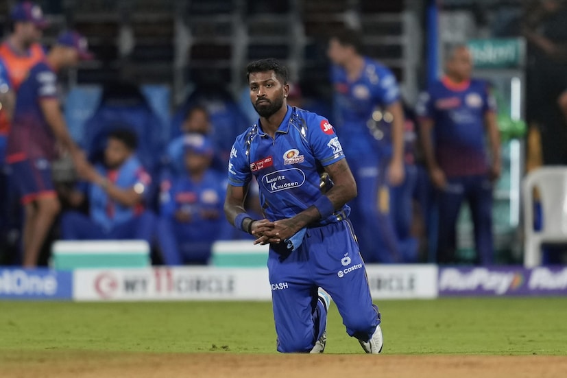 খেলা শেষ হতে আর মাত্র এক বল বাকি ছিল এবং গুজরাত টাইটানস জয় থেকে স্রেফ এক রান দূরে ছিল। এই জায়গায় এসে মুম্বই ইন্ডিয়ানসের মনের কথা সহজেই বুঝে নেওয়া যায়। হয় জিতবে তারাই, নয় তো ম্যাচ টাই হবে। সুপার ওভারের আলোচনাও শুরু হয়ে গিয়েছিল। ঠিক এই সময়ে ক্রিজে এলেন নতুন ব্যাটসম্যান আরশাদ খান। আরশাদ এই বল খেলেই দ্রুত দৌড়ে যান। বলটি চলে যায় মিড-অফে দাঁড়িয়ে থাকা হার্দিক পান্ডিয়ার দিকে। হার্দিক পান্ডিয়া দ্রুত ক্যাচ নিয়ে স্টাম্পের দিকে ছুঁড়ে মারেন। আর- তাঁর থ্রো মিস হয়ে যায়! (Photo: AP)