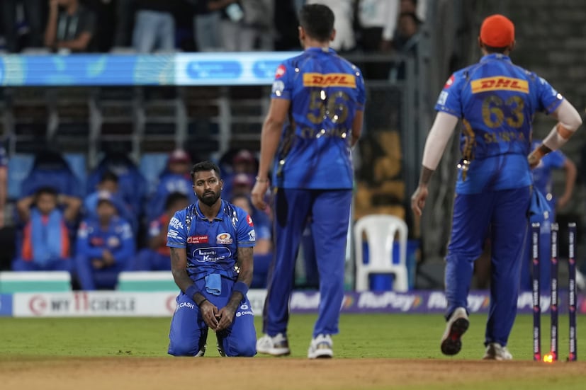রাহুল তেওয়াটিয়া প্রথম বলে চার মারেন এবং পরের বলে কভারে খেলে একটি রান নেন। এইভাবে প্রথম দুই বলে ৫ রান উঠে আসে। এখনও ৪ বলে ১০ রান দরকার। ওভারের তৃতীয় বলে জেরাল্ড কোয়েটজি লং অফ বাউন্ডারি পেরিয়ে ছক্কা মারেন। (Photo: AP)