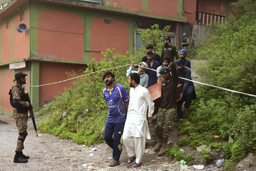 মধ্যরাতের পর ভারতীয় সেনাবাহিনী তাদের অফিশিয়াল এক্স হ্যান্ডেলে আক্রমণের কথা ঘোষণা করে। জানা গিয়েছে যে পুরো অভিযানটি প্রধানমন্ত্রীর তত্ত্বাবধানে পরিচালিত হয়েছিল। পাকিস্তান তার মাটিতে সন্ত্রাসবাদী শিবির স্থাপনের কথা অস্বীকার করেছে, বলাই বাহুল্য। সেই সঙ্গে, ইসলামাবাদ দাবি করেছে যে ভারত কোনও প্রমাণ ছাড়াই অসামরিক এলাকায় হামলা চালিয়েছে। শুধু তা-ই নয়, প্রতিবেশী দেশ এই ভুয়ো খবরও ছড়িয়েছে যে তারা ভারতীয় বিমান ভূপাতিত করেছে, কিন্তু তাদের এই দাবির সপক্ষে কোনও প্রমাণ দেওয়া হয়নি। (Photo: AP)