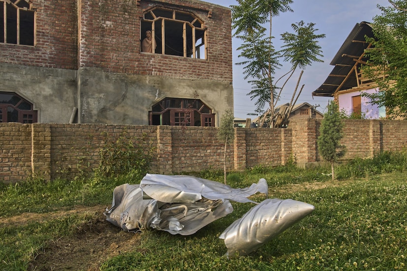 যদিও পাকিস্তান এবং তাদের মদতপুষ্ট সন্ত্রাসবাদী গোষ্ঠীগুলোর ভারতীয় অসামরিক নাগরিকদের ক্ষতি করার দীর্ঘ ইতিহাস রয়েছে, ভারতীয় বাহিনী কিন্তু তাদের প্রতিশোধমূলক হামলা সন্ত্রাসবাদী শিবিরগুলোতেই কেবল সীমাবদ্ধ রাখার জন্য সমস্ত সংবেদনশীলতা প্রয়োগ করেছে। (Photo: AP)