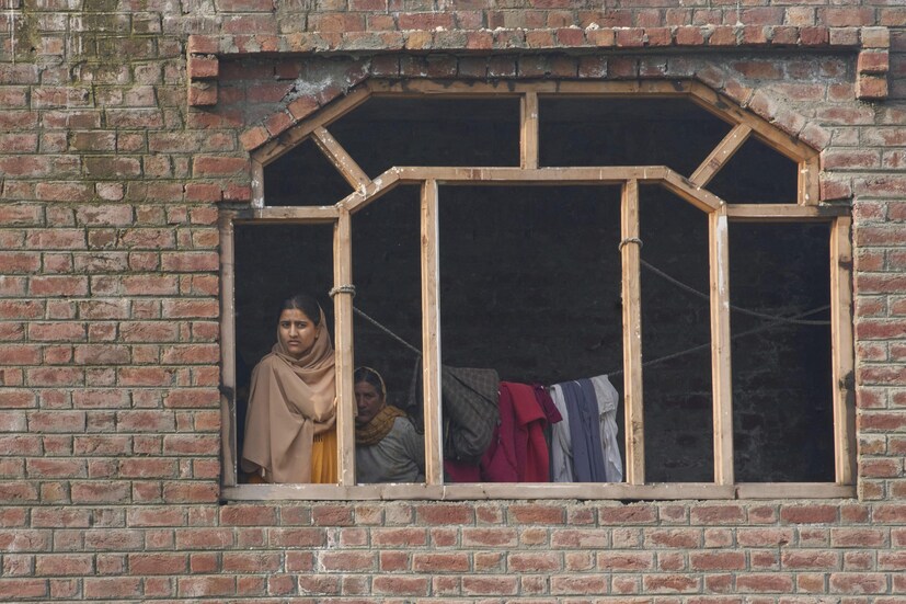 হামলার পর হিমাংশির আবেগঘন নানা দৃশ্য সোশ্যাল মিডিয়ায় ছড়িয়ে পড়ে, যার মধ্যে তাঁর স্বামীর কফিনকে বিদায় জানানোর একটি ভিডিও বিশেষ করে ভাইরাল হয়ে ওঠে,তা ব্যাপকভাবে সবার কাছে পৌঁছে যায়। অতএব, বলতে দ্বিধা নেই যে অপারেশন সিঁদুর নামের শক্তি নিহিত রয়েছে পহেলগাঁও গণহত্যার শিকার এবং বেঁচে যাওয়া ব্যক্তিদের আবার জীবনের মূল স্রোতে থিতু করার ক্ষমতার মধ্যে, যাতে তাঁদের আত্মত্যাগ কেবল পরিসংখ্যানের মধ্যেই সীমাবদ্ধ না থাকে। (Photo: AP)