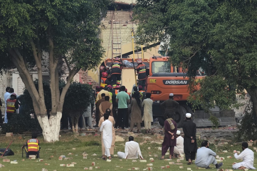 CNN-News18-এর সঙ্গে কথা বলার সময়, একজন উর্ধ্বতন প্রতিরক্ষা কর্মকর্তা জৈশ-ই-মহম্মদ এবং লস্কর-ই-তৈবার সদর দফতর সহ সন্ত্রাসবাদী আস্তানাগুলির বিরুদ্ধে কীভাবে আক্রমণ চালানো হয়েছিল তা বিস্তারিতভাবে বর্ণনা করেছেন। (Photo: AP)