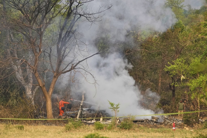 হিমাংশি নারওয়াল নামের ওই মহিলার বিয়ে হয়েছিল ঘটনার মাত্র ৬ দিন আগে, ২৬ বছর বয়সী নৌ-অফিসার বিনয় নারওয়ালের সঙ্গে। এই দম্পতি তাঁদের মধুচন্দ্রিমা যাপন করছিলেন, যখন বিনয়কে তাঁর ধর্মের কারণে মর্মান্তিকভাবে গুলি করে হত্যা করা হয়, যা তাদের বৈবাহিক উদযাপনকে এক অকল্পনীয় ট্র্যাজেডিতে পরিণত করে তোলে লহমায়। (Photo: AP)