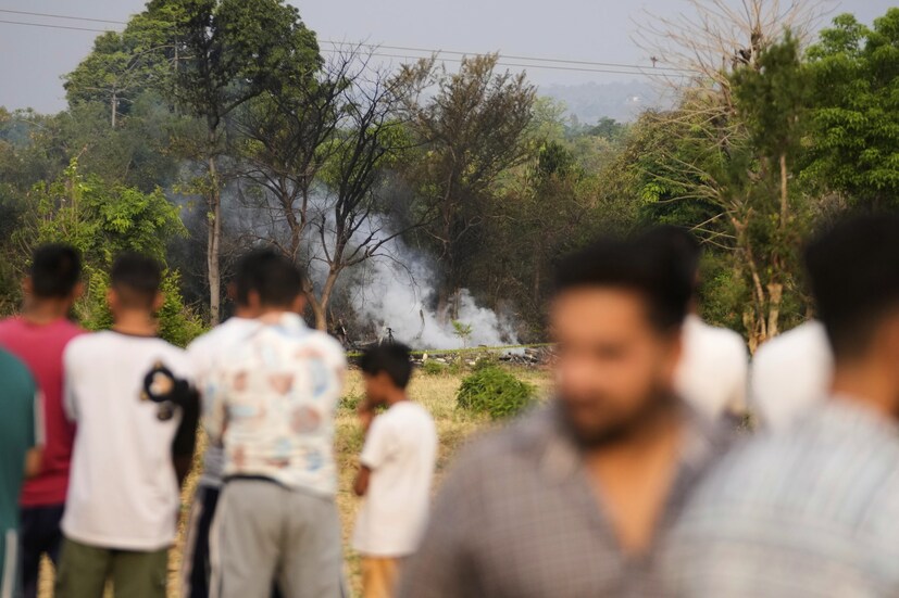 সামরিক এক অভিযানের নামের সঙ্গে কেন সিঁদুর শব্দটি যোগ হল, তা বুঝে নিতে খুব বেশি অসুবিধা হওয়ার কথা নয়। চোখ রাখতে হবে কেবল ২২ এপ্রিল, ২০২৫ তারিখের জম্মু ও কাশ্মীরের পহেলগাঁওয়ের সন্ত্রাসবাদী হামলায়। সিঁদুর ঐতিহ্যগতভাবে হিন্দু মহিলাদের বৈবাহিক অবস্থাকে নির্দেশ করে এবং সে দিন পহেলগাঁওতে যে গণহত্যা সংঘটিত হয়েছিল, যেখানে সন্ত্রাসবাদীরা ধর্মের ভিত্তিতে পুরুষদের, কিছু নববিবাহিতকে বেছে বেছে হত্যা করে। (Photo: AP)