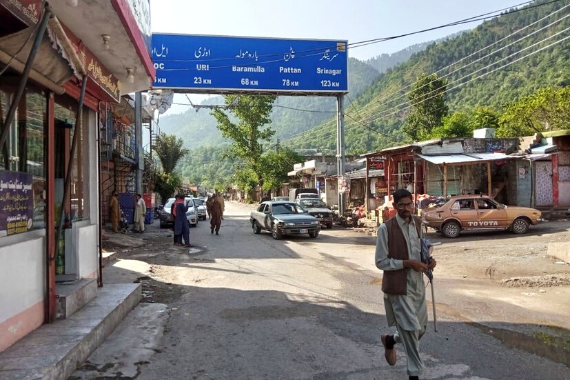 সরকারি সূত্র উদ্ধৃত করে, বিদেশ মন্ত্রক স্পষ্ট করে জানিয়েছে যে ভারত কাশ্মীর নিয়ে কোনও তৃতীয় দেশের মধ্যস্থতা চায় না। বিদেশ মন্ত্রকের শীর্ষ সূত্রের মতে, কাশ্মীরের বিষয়ে ভারতের নীতি খুবই স্পষ্ট। কাশ্মীর নিয়ে এখন আর কোনও বিরোধ অবশিষ্ট নেই। শুধু একটা সমস্যা বাকি আছে। পাক অধিকৃত কাশ্মীরের প্রত্যাবর্তন। ভারত কেবল এই বিষয়টি নিয়েই পাকিস্তানের সঙ্গে কথা বলবে। সম্প্রতি, প্রাক্তন মার্কিন রাষ্ট্রপতি ডোনাল্ড ট্রাম্প এক বিবৃতিতে বলেছেন যে তিনি কাশ্মীর ইস্যুতে ভারত ও পাকিস্তানের মধ্যে মধ্যস্থতা করতে চান। তবে, ভারত সরকার সঙ্গে সঙ্গেই স্পষ্ট করে জানিয়েছে যে কাশ্মীর ভারতের অভ্যন্তরীণ বিষয় এবং কোনও তৃতীয় পক্ষের এতে কোনও ভূমিকা থাকতে পারে না। (Photo: AP)