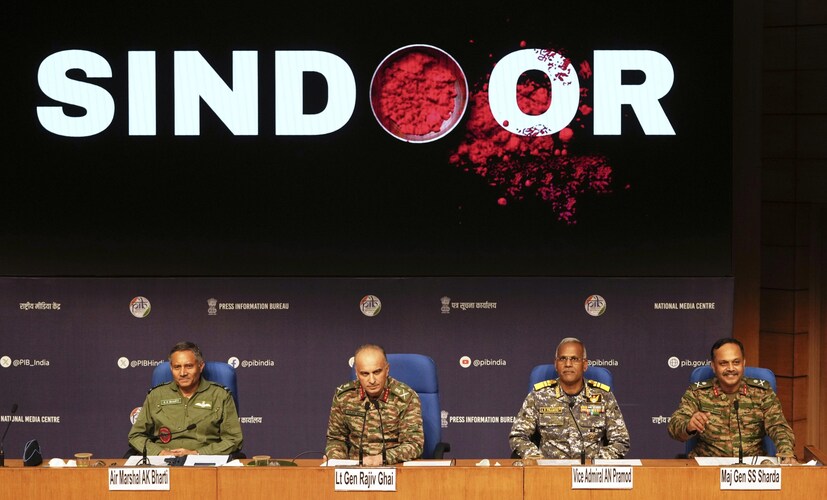 আসলে, মার্কিন প্রেসিডেন্ট ডোনাল্ড ট্রাম্প কাশ্মীর নিয়ে মধ্যস্থতা করার ইচ্ছা প্রকাশ করেছিলেন। কিন্তু ভারত সরকার স্পষ্ট করে দিয়েছে যে কাশ্মীর নিয়ে কোনও তৃতীয় দেশের মধ্যস্থতা এই প্রেক্ষাপটে গ্রহণযোগ্য নয়। বিদেশ মন্ত্রকের সূত্রের খবর, ভারত গোটা বিশ্বকে বলেছে, ‘‘কাশ্মীর সমস্যাটি কেবল এই ভিত্তিতেই আটকে আছে যে পাক অধিকৃত কাশ্মীর (POK) ফিরিয়ে দেওয়া উচিত। এই সমস্যাটি দ্বিপাক্ষিক। আমরা পাকিস্তানের সঙ্গে কেবল পাক অধিকৃত কাশ্মীর ফেরত দেওয়ার বিষয়ে কথা বলব। আমরা তৃতীয় কোনও দেশের হস্তক্ষেপ প্রত্যাখ্যান করছি।’’ (Photo: AP)