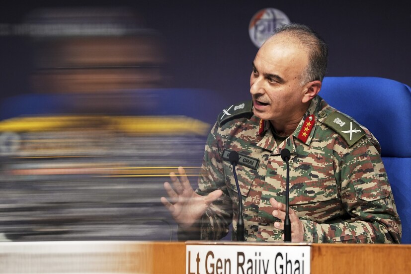 ভারতের এই বিষয়ে অবস্থান এত কঠোর কেন, সেই প্রশ্ন উঠতে পারে। কেন না, কাশ্মীর সম্পূর্ণরূপে ভারতের অংশ। ৫ অগাস্ট ২০১৯ তারিখে ৩৭০ ধারা অপসারণের পর, জম্মু ও কাশ্মীর এখন ভারতের সংবিধান অনুসারে সম্পূর্ণরূপে সংহত। শুধু পাক অধিকৃত বাকি আছে। ভারত এখন কেবল পাকিস্তান অধিকৃত কাশ্মীরকে তার মানচিত্রে ফিরিয়ে আনার দিকে মনোনিবেশ করছে। (Photo: AP)