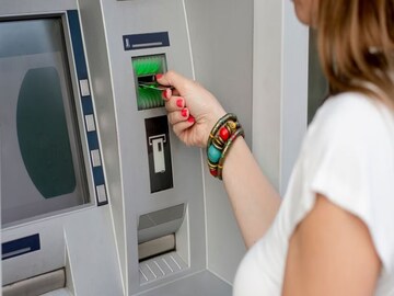 ATM মেশিনের আশপাশে এই ছোট্ট ডিভাইসটি দেখলেই হয়ে যান সতর্ক ! ATM মেশিনের আশপাশে এই ছোট্ট ডিভাইসটি দেখলেই হয়ে যান সতর্ক !