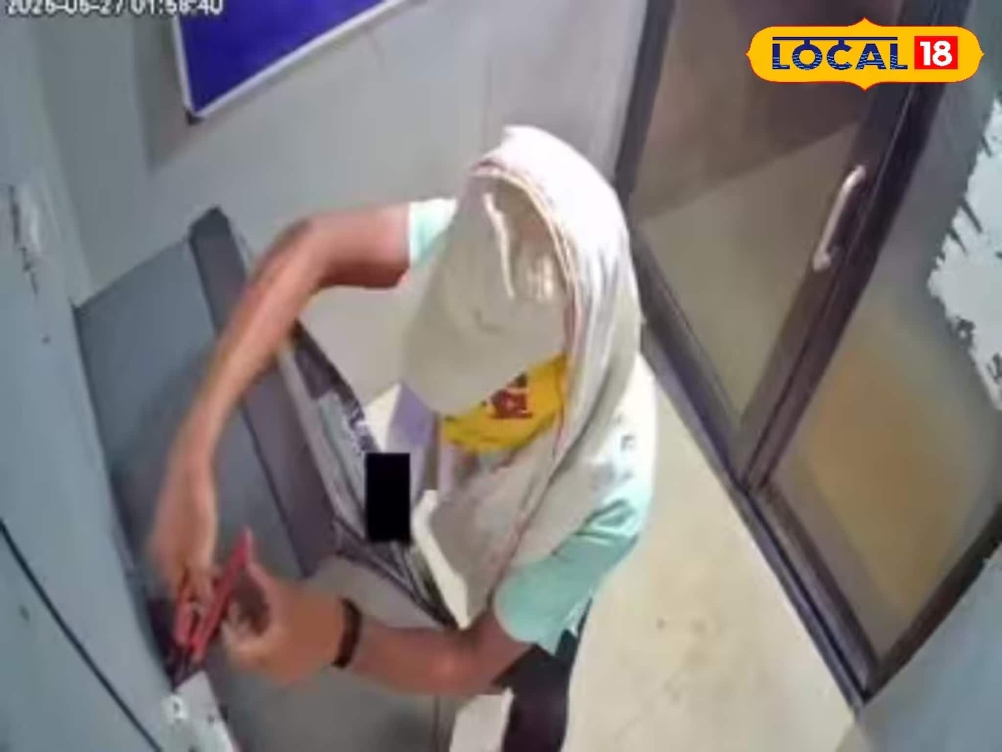 রাতের অন্ধকারে এটিএম এর ভেতরে লুটের চেষ্টা! গোটা ঘটনা ধরা পড়েছে সিসিটিভিতে