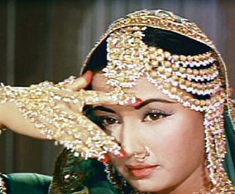 বলিউডের  বিউটি কুইন মীনা কুমারীর সৌন্দর্য দেখে হতবাক হয়ে গিয়েছিল ভক্তরা। তার অভিনয় মানুষকে থিয়েটারে টেনে আনতে বাধ্য করত। একজন বিখ্যাত চলচ্চিত্র নির্মাতা একবার সে অভিনেত্রীকে দুপুরের খাবারের জন্য তার সঙ্গে বসিয়েছিলেন এবং খাওয়ার সময় এমন আচরণ করেছিলেন যে মীনা কুমারী চিৎকার করতে শুরু করেছিল। সেই কাহিনি শুনলে আঁতকে উঠবেন আপনিও৷