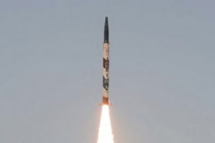 Agni-V-এ রয়েছে MIRV প্রযুক্তি: গত ১১ মার্চ ২০২৪ তারিখে প্রধানমন্ত্রী নরেন্দ্র মোদি সোশ্যাল মিডিয়ায় পোস্ট করে একটি বড়সড় ঘোষণা করে জানিয়েছিলেন যে, Agni-V ব্যালিস্টিক ক্ষেপণাস্ত্রটিকে MIRV অর্থাৎ মাল্টিপল ইন্ডিপেন্ডেন্টলি টার্গেটেবল রি-এন্ট্রি ভেহিকেল প্রযুক্তির মাধ্যমে সফল ভাবে পরীক্ষা করা হয়েছে। এর মাধ্যমে ভারত সেই তালিকায় যোগ দিল, যে তালিকায় কয়েকটা মাত্র দেশই রয়েছে। মিশন দিব্যাস্ত্র-র অধীনে এটির পরীক্ষা-নিরীক্ষা করা হয়েছে। এখন প্রশ্ন হল, MIRV প্রযুক্তি কী। এর মাধ্যমে আসলে Agni-V ব্যালিস্টিক মিসাইলের পরীক্ষা করা হয়েছে। আর এটা কেনই বা গুরুত্বপূর্ণ ? 