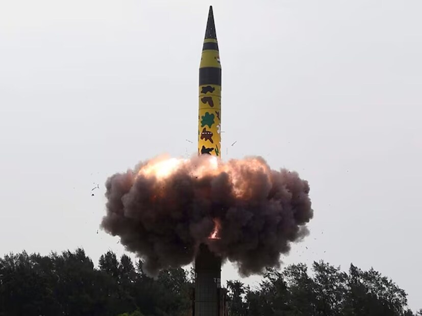 প্রতিরক্ষা বিশেষজ্ঞরা বলছেন যে, MIRV হল একটি মিসাইল বাস। আর এই বাসের যাত্রী হতে পারে পরমাণু বোমা। যা তাদের ভিন্ন ভিন্ন লক্ষ্যবস্তুতে পৌঁছে দেওয়ার জন্য একটি বুস্টার প্রদান করে। ১৯৭০ সালে Minuteman III কাজে লাগাতে শুরু করে মার্কিন যুক্তরাষ্ট্র। যা ছিল প্রথম MIRV-ed ICBM মিসাইল। আর প্রত্যেকটি মিসাইলে ছিল তিনটি করে অস্ত্র। ১৯৭১ সালে কাজে লাগানো হয়েছিল Poseidon-কে। এটি ছিল প্রথম MIRV-ed submarine-launched ballistic missile (SLBM)। এক-একটি মিসাইলে ১০টি করে অস্ত্র বহন করার ক্ষমতা রাখে এটি। তাহলে নিশ্চয়ই এটা আন্দাজ করাই যাচ্ছে যে, Agni-V ব্যালিস্টিক মিসাইলের সাহায্যে যদি ভারত শত্রুপক্ষের উপর হামলা চালাত, তাহলে কী ঘটতে পারত! (Photo: PTI)