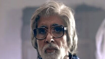 ভাস্কর বন্দ্যোপাধ্যায়কে যখন কলকাতা যেতে হয়, তখনই ‘পিকু’ ছবির গল্পে আসে এক নয়া মোড়। বাবার সঙ্গে কলকাতায় যাওয়ার সিদ্ধান্ত নেন পিকুও। গাড়ির চালক না মেলায় ট্যাক্সি কোম্পানির মালিক রানা চৌধুরী (ইরফান খান) নিজেই গাড়ি চালিয়ে তাঁদের কলকাতা নিয়ে গিয়েছিলেন। এই রোড ট্রিপ যেন এক নতুন দিগন্ত মেলে ধরে। তিন জনের জীবনই বদলে যায়। অমিতাভ এবং দীপিকা অভিনীত ‘পিকু’ ছবিকে কালজয়ী ক্লাসিক বলে গণ্য করা হয়। এই ছবির অফার প্রথম গিয়েছিল পরিণীতি চোপড়ার কাছে। কিন্তু তিনি তা নাকচ করে দেন। ছবি তৈরির বাজেটের তিন গুণ আয় করে এই ছবিটি। ট্রেড ওয়েবসাইট Saknilk-এর রিপোর্ট বলছে যে, অমিতাভ এবং দীপিকার ছবি ৪০ কোটি টাকারও বেশি আয় করেছে। ভাস্কর বন্দ্যোপাধ্যায়কে যখন কলকাতা যেতে হয়, তখনই ‘পিকু’ ছবির গল্পে আসে এক নয়া মোড়। বাবার সঙ্গে কলকাতায় যাওয়ার সিদ্ধান্ত নেন পিকুও। গাড়ির চালক না মেলায় ট্যাক্সি কোম্পানির মালিক রানা চৌধুরী (ইরফান খান) নিজেই গাড়ি চালিয়ে তাঁদের কলকাতা নিয়ে গিয়েছিলেন। এই রোড ট্রিপ যেন এক নতুন দিগন্ত মেলে ধরে। তিন জনের জীবনই বদলে যায়। অমিতাভ এবং দীপিকা অভিনীত ‘পিকু’ ছবিকে কালজয়ী ক্লাসিক বলে গণ্য করা হয়। এই ছবির অফার প্রথম গিয়েছিল পরিণীতি চোপড়ার কাছে। কিন্তু তিনি তা নাকচ করে দেন। ছবি তৈরির বাজেটের তিন গুণ আয় করে এই ছবিটি। ট্রেড ওয়েবসাইট Saknilk-এর রিপোর্ট বলছে যে, অমিতাভ এবং দীপিকার ছবি ৪০ কোটি টাকারও বেশি আয় করেছে।