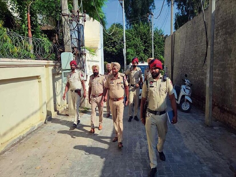 অমৃতসর গ্রামীণ পুলিশের গৃহীত পদক্ষেপ থেকে জানা গেছে যে এই গুপ্তচররা হরপ্রীত সিং ওরফে পিট্টু ওরফে হ্যাপির মাধ্যমে পাকিস্তানের গোয়েন্দা সংস্থার সঙ্গে যোগাযোগ স্থাপন করেছিল। হরপ্রীত বর্তমানে অমৃতসর কেন্দ্রীয় কারাগারে বন্দি এবং ইতিমধ্যেই গুরুতর মামলার আসামি। Photo- File 