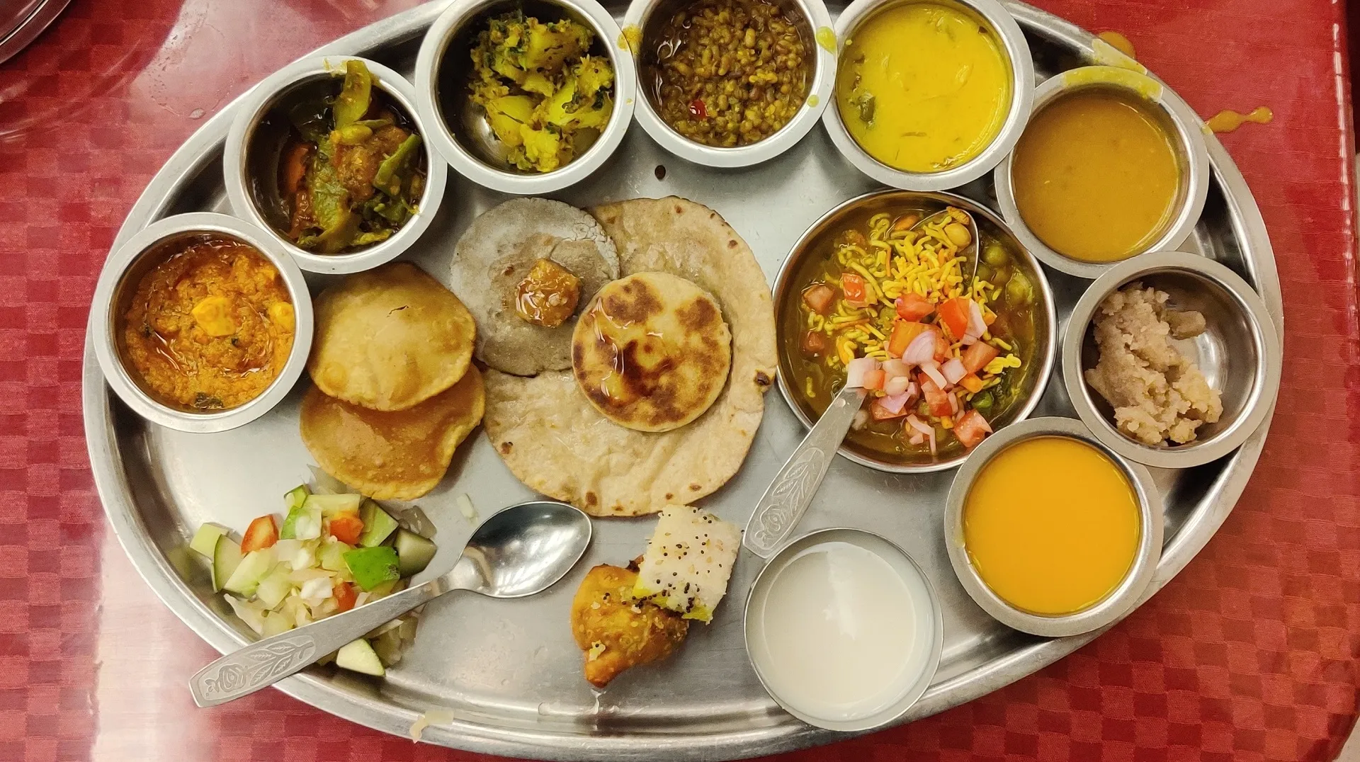 বর্তমানে ভাবনগর জেলার পালিতানা নিরামিষাশীদের জন্য স্বর্গরাজ্য হয়ে উঠছে। এই শহরে বিভিন্ন ধরণের নিরামিষ খাবার পাওয়া যায়। আর তা নিঃসন্দেহে সুস্বাদু ও আকর্ষণীয়। তাই নিরামিষ প্রিয়রা এই শহরে গিয়ে সহজেই আর ফিরতে চাইবেন না। Representative Image