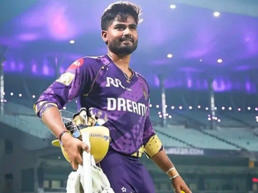 দিল্লির উইকেটে বাঁ হাতি স্পিনারদের জন্য সাহায্য ছিল বলে খেলেছিলেন অনুকুল রয়। রবিবার ঘরের মাঠে ইডেনে তাকে কেকেআর খেলায় কিনা সেটাই দেখার। তবে ভাল পারফর্ম করার পর অনুকুল রায়ের খেলার সম্ভাবনা বেশি।