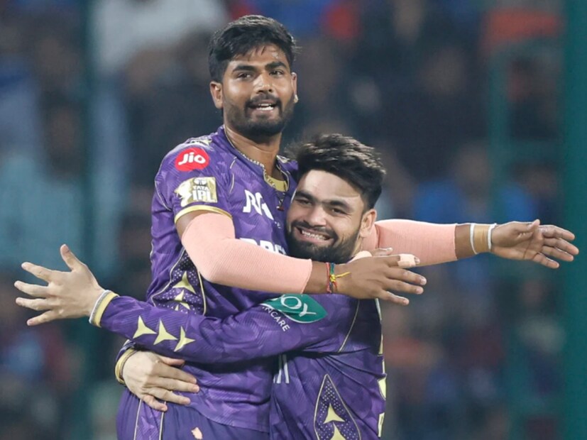 কেকেআর দুজন স্পিনার ছিলই প্রথম একাদশে। সুনীল নারিন ও বরুণ চক্রবর্তী ফর্মে থাকলেই প্রতিপক্ষের কপালে শনি। তারউপর দিল্লি ম্যাচ থেকে অনুকুল রায় প্রথম একাদশে আসায় কেকেআরের স্পিন অ্যাটাকে সুযোগ পেয়েছে।