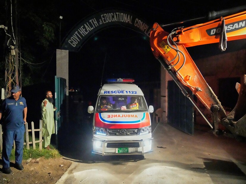 এতে, পাকিস্তানের হাসপাতালে আহতদের নিয়ে যাওয়া ধ্বংসযজ্ঞ এবং অ্যাম্বুলেন্সের দৃশ্য।  Photo- AP