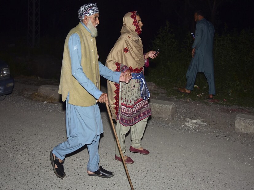 পাক অধিকৃত কাশ্মীরের রাজধানী মুজাফ্ফরাবাদে ভারতীয় হামলার পর স্থানীয় লোকজনকে তাদের বাড়িঘর ছেড়ে যেতে হয়েছে। তাদের নিরাপদ স্থানে নিয়ে যাওয়া হচ্ছে।) Photo- AP