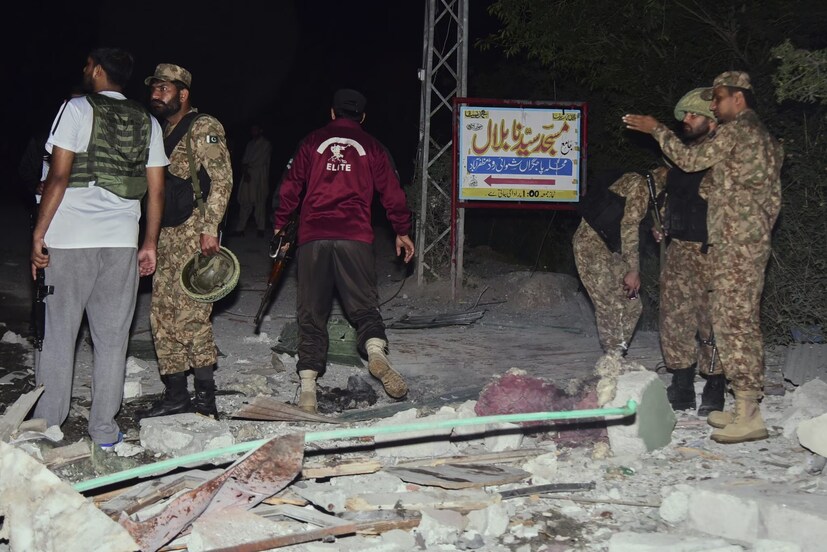 (পাকিস্তানি সেনারা ভারতীয় সেনাবাহিনী কর্তৃক ধ্বংস করা গোপন আস্তানা পরিদর্শন করছে।) Photo- AP