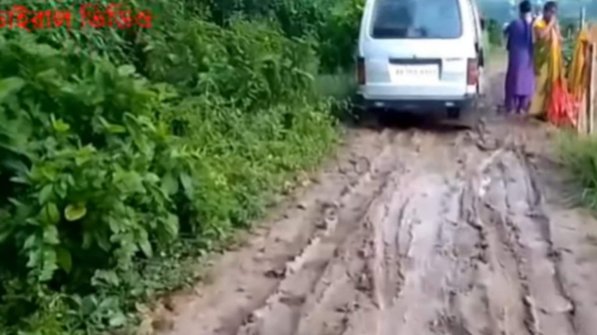 সন্তান প্রসবের যন্ত্রণা নিয়ে গাড়ি যাচ্ছিলেন এক মহিলা! তারপর যা ঘটল কল্পনার বাইরে