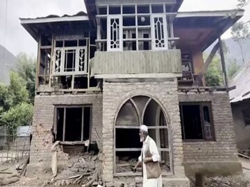 নাগাড়ে চলছে গোলাবর্ষণ ! (Photo: ANI)