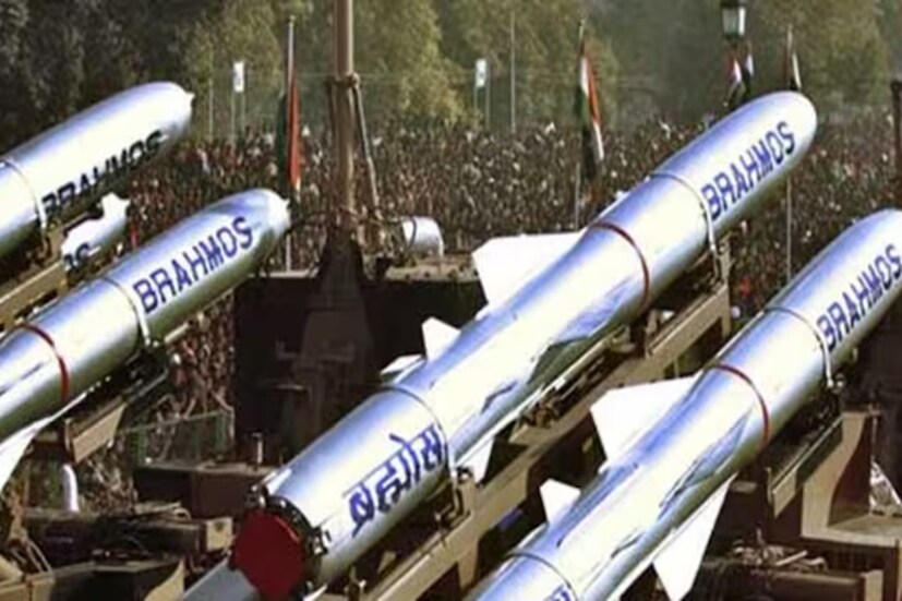 R-37M বনাম BrahMos মিসাইলR-37M এবং BrahMos ক্রুজ মিসাইলের মধ্যে কৌশলগতভাবে গুরুত্বপূর্ণ কিছু পার্থক্য রয়েছে। BrahMos-এর প্রাথমিক ভ্যারিয়েন্টের পরিসীমা ছিল ২৯০ কিলোমিটার। পরে, এর পরিসীমা বাড়িয়ে ৪০০ থেকে ৪৫০ কিলোমিটার করা হয়। BrahMos সুপারসনিক ক্রুজ মিসাইলের গতি শব্দের গতির ২.৮ গুণ (Mach 2.8), যা এটিকে আরও বিপজ্জনক করে তোলে। অন্যদিকে, R-37M একটি হাইপারসনিক এয়ার-টু-এয়ার মিসাইল। এটি Mach 6 অর্থাৎ শব্দের গতির ৬ গুণ গতিতে লক্ষ্যবস্তুতে আঘাত করতে সক্ষম। এইভাবে R-37M একটি হাইপারসনিক মিসাইল। এই মিসাইলের পরিসীমা ৩০০ থেকে ৪০০ কিলোমিটার। R-37M ৭৪০০ কিলোমিটার গতিতে শত্রুকে ধ্বংস করতে পারে। 